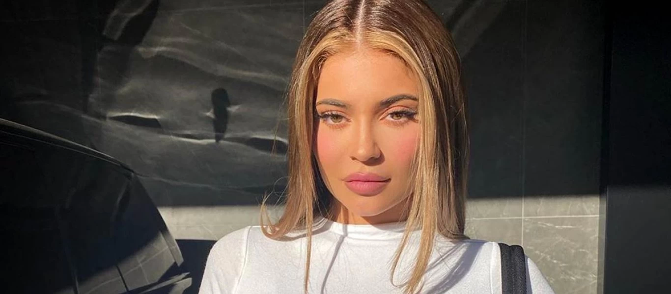 Kylie Jenner: Ποζάρει με «καυτό» βελούδινο μαγιό και σου «παίρνει το μυαλό» (φωτο)